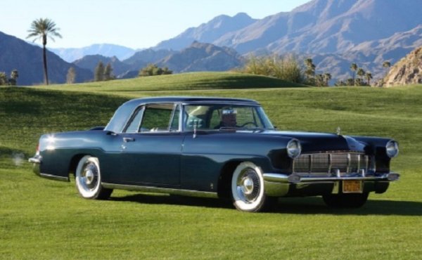 Марка, която прекарала твърде много от своята над 100-годишна история в сянката на Cadillac - не е честно! Дизайните на Lincoln заслужават да бъдат повече похвалени.  Ще дадем за пример този Continental от 1956 г. Макар, строго погледнато, не е типичен Lincoln. Тази машина има страхотен мащаб, дързък капак, стигащ до самата муцуна. И тази кръстосана решетка!